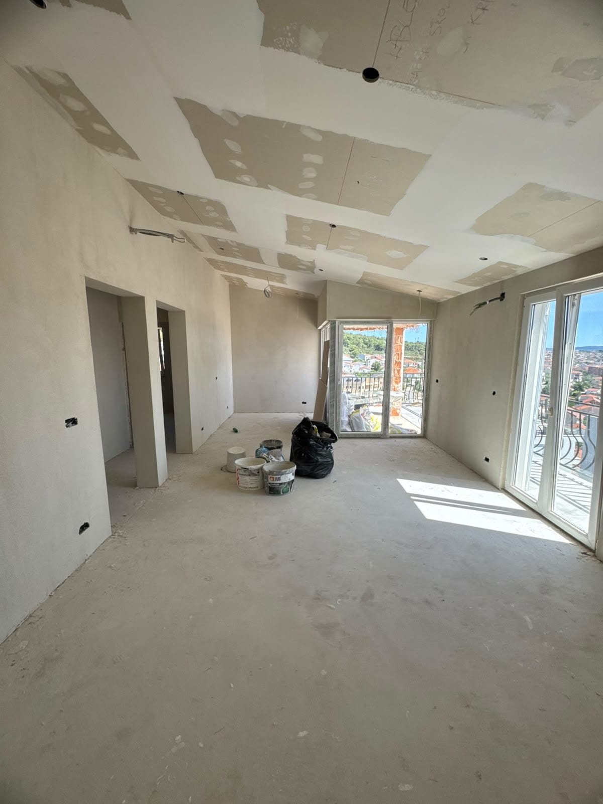 Obiteljska vila Čiovo — living area with full-height glazing