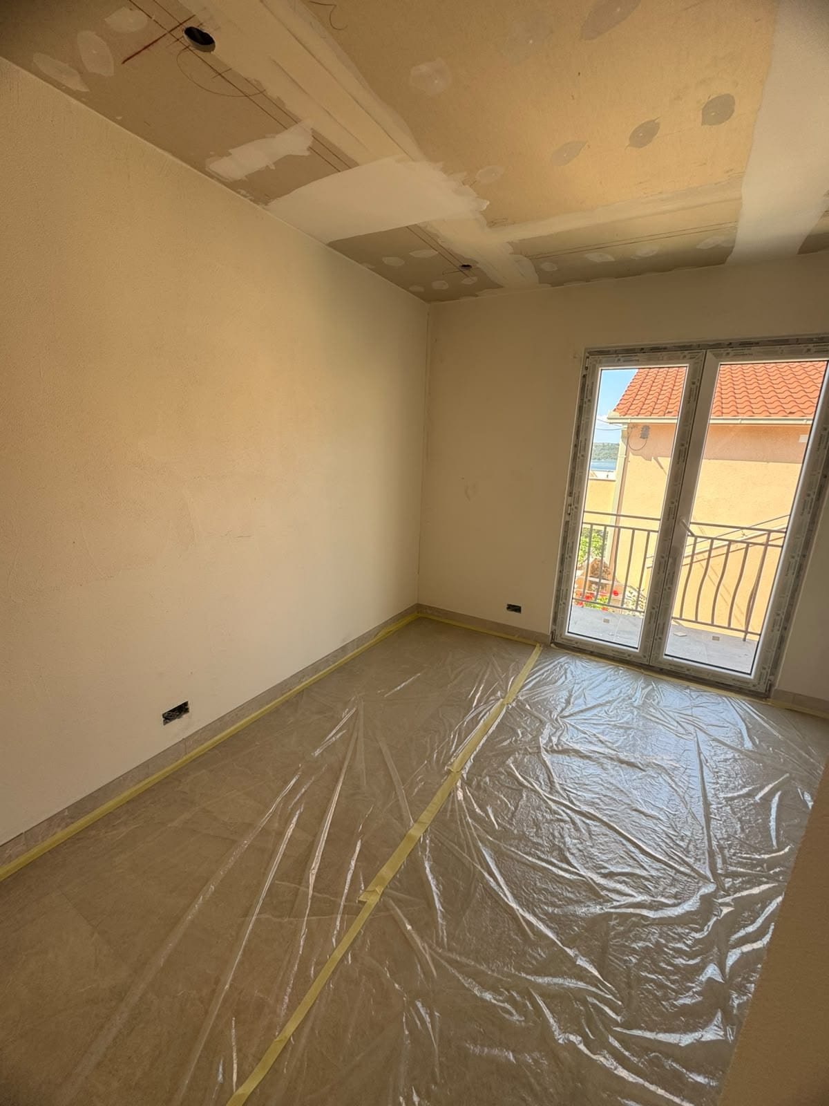 Obiteljska vila Čiovo — room with balcony door, before flooring
