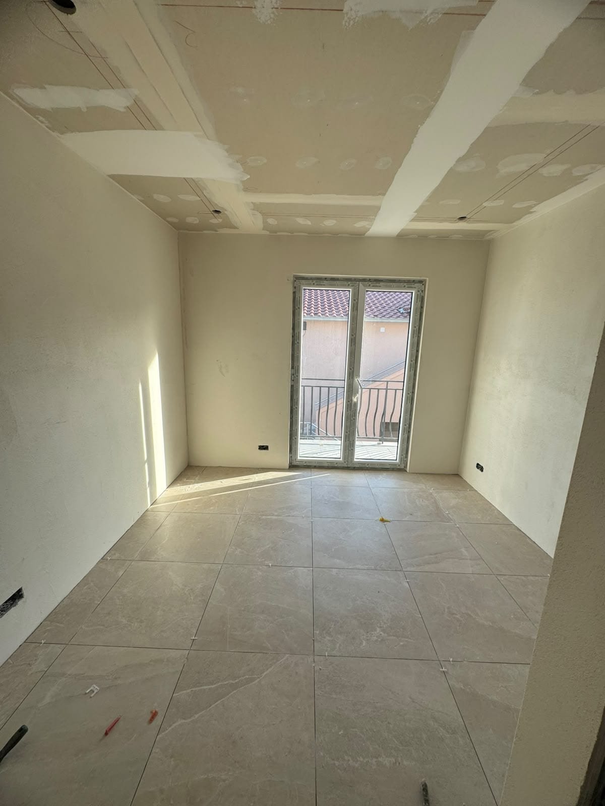 Obiteljska vila Čiovo — room with balcony door