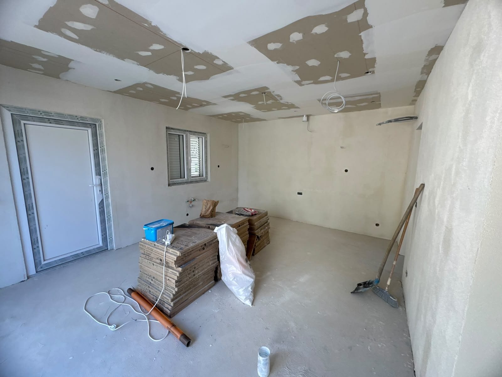 Obiteljska vila Čiovo — room with materials for the fit-out