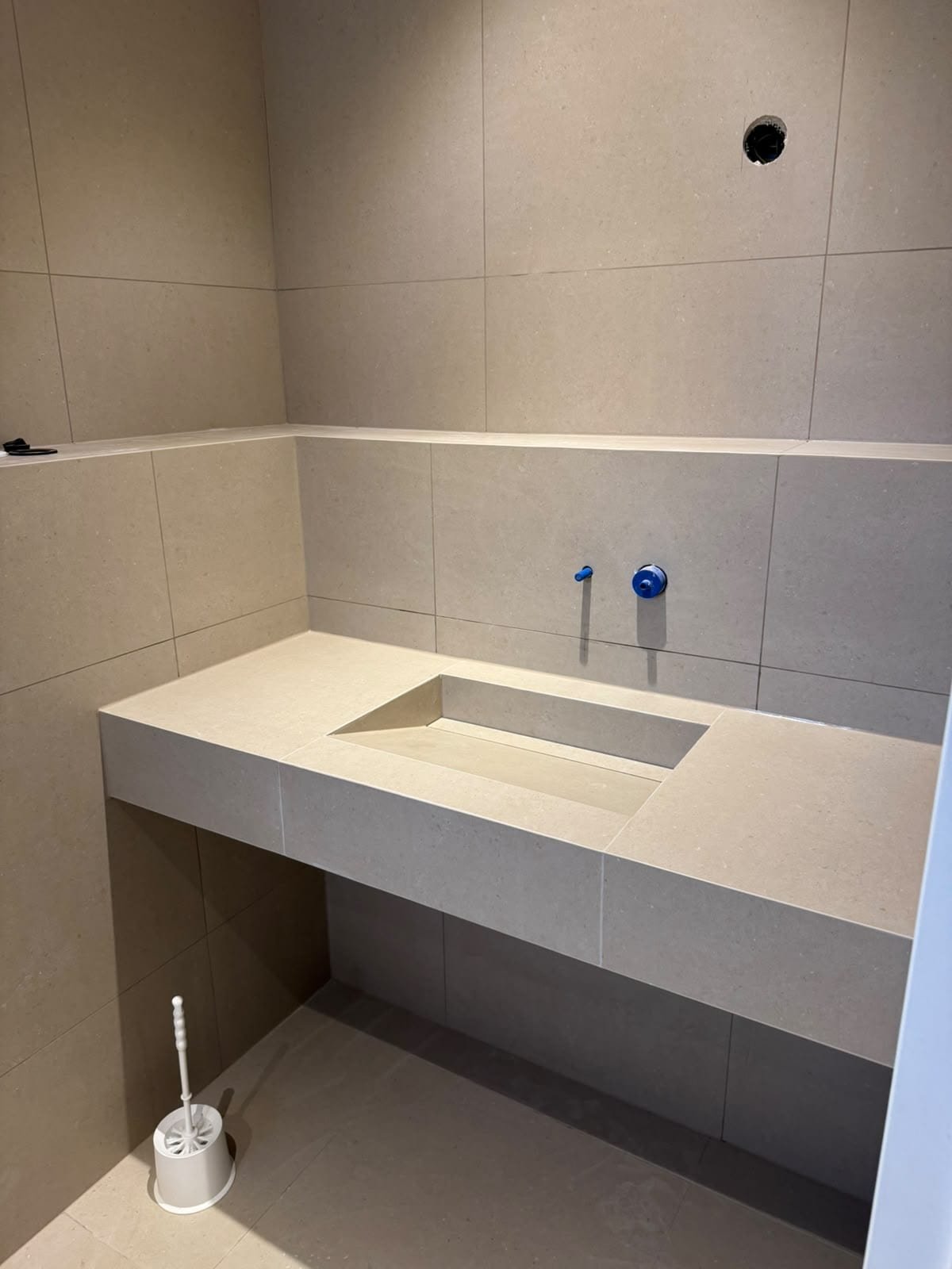 Obiteljska vila Čiovo — built-in basin, tiled